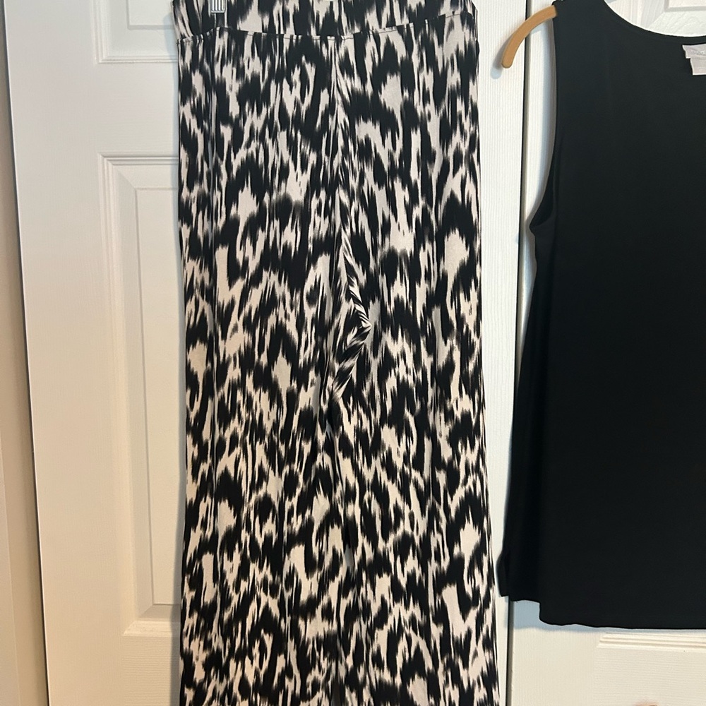 Chicos travelers knit size 1– Black and White Wide Leg Pant